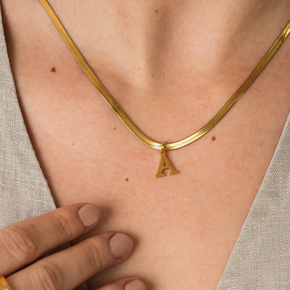 Collar Letra Inicial Malla Bañado en Oro de 18K
