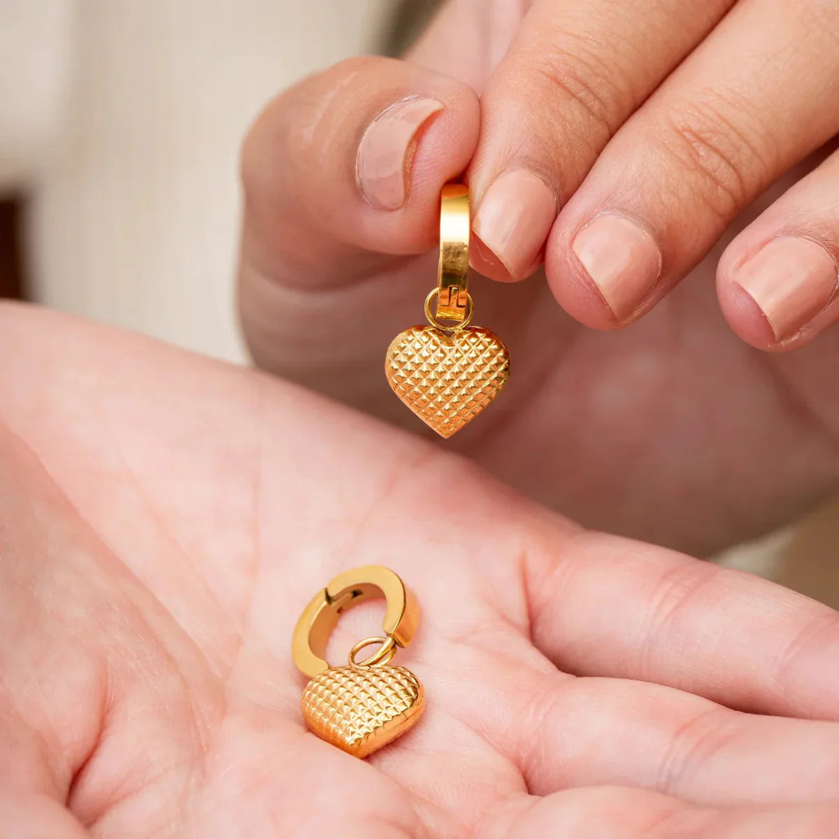 Aro Argollita Love Bañado en Oro de 18K