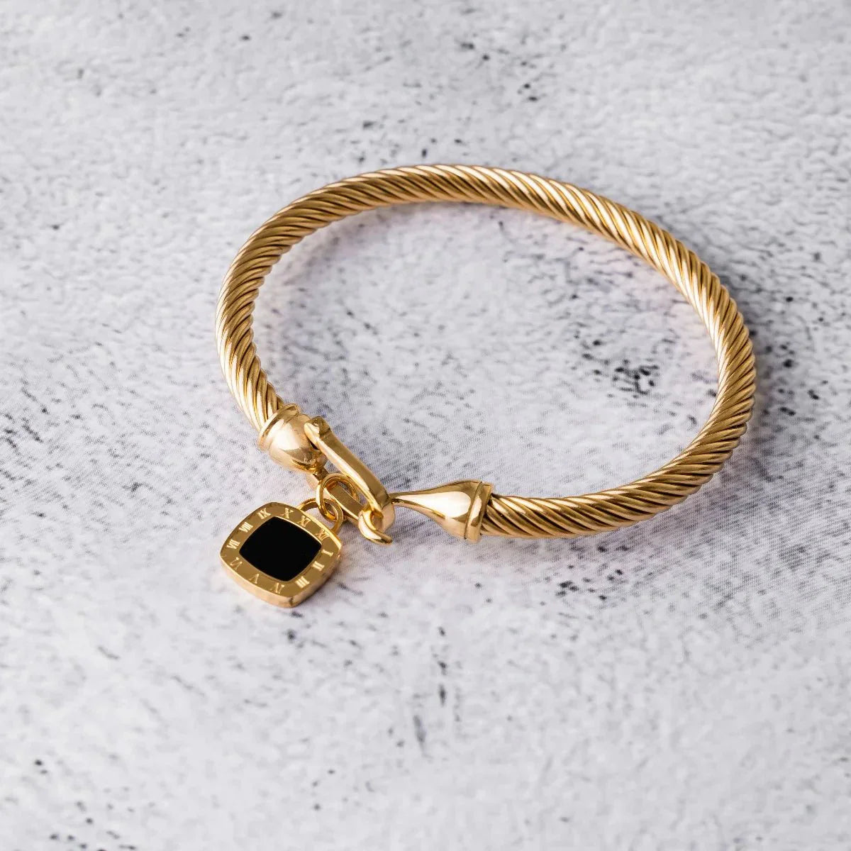 Brazalete Colgante Ónix Cuadrado Bañado en Oro de 18K