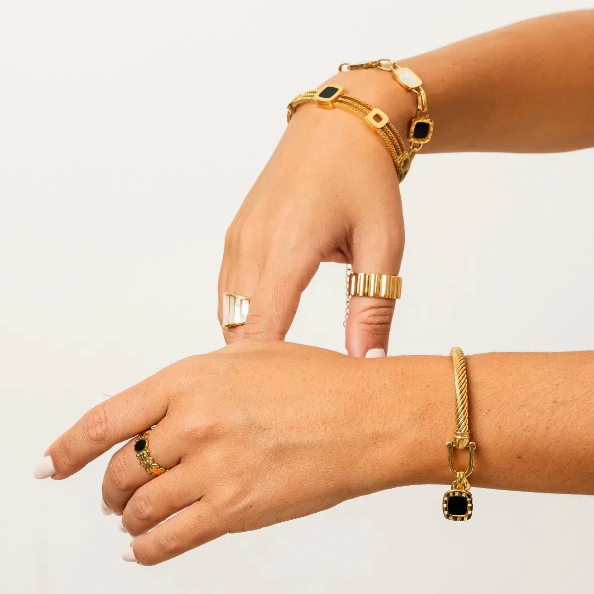 Brazalete Colgante Ónix Cuadrado Bañado en Oro de 18K