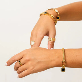 Brazalete Colgante Ónix Cuadrado Bañado en Oro de 18K