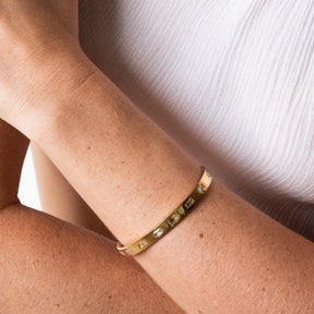 Brazalete Tallado Bañado en Oro de 18k