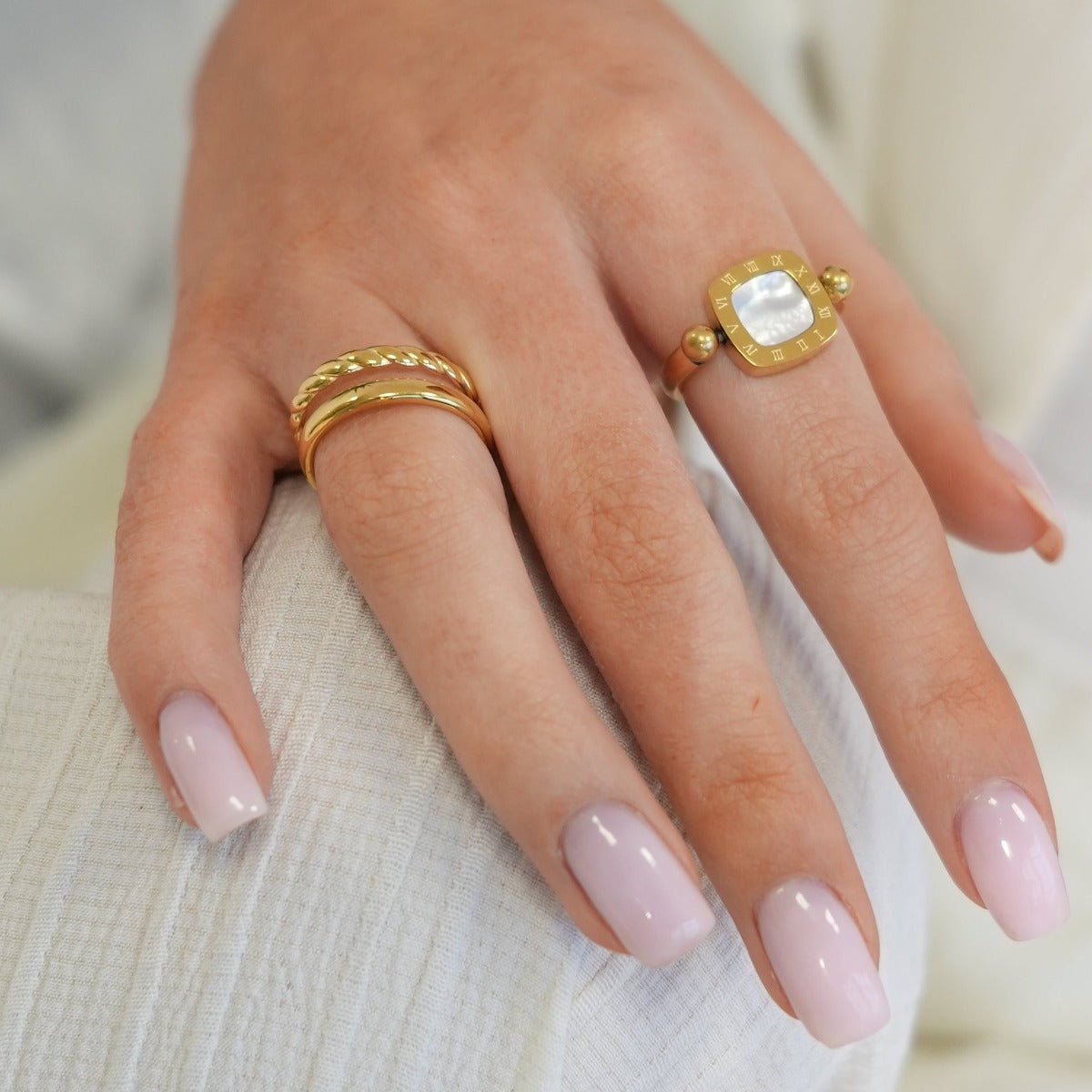 Anillo Square Charm Giratorio Bañado en Oro de 18k
