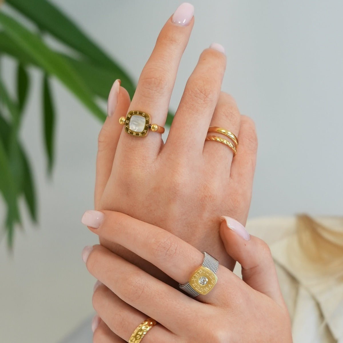Anillo Square Charm Giratorio Bañado en Oro de 18k