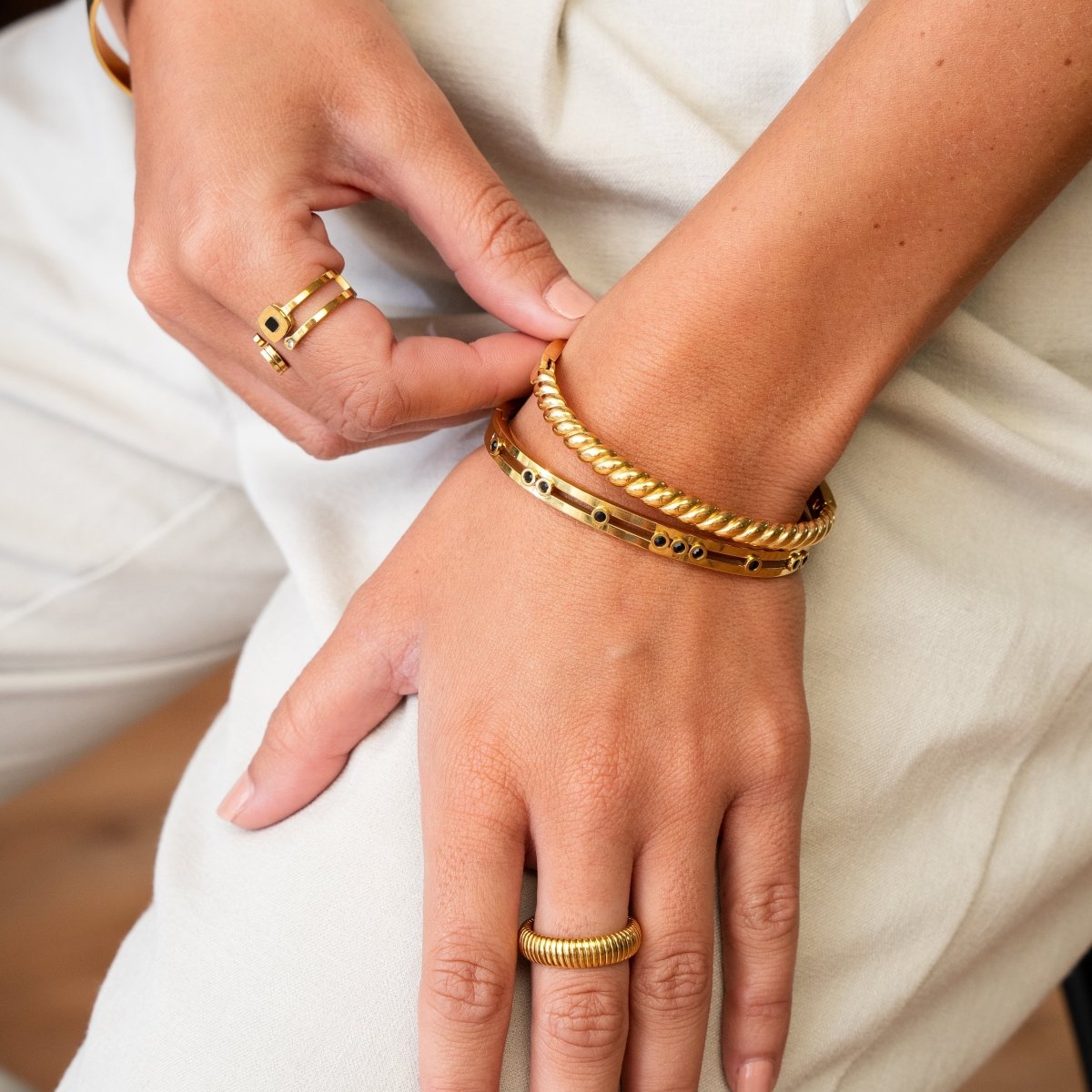 Brazalete Black Studs Bañado en Oro 18k