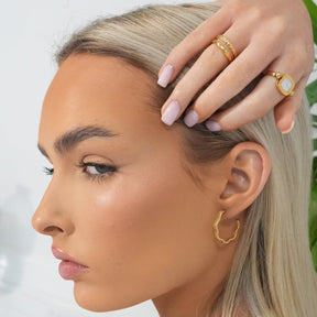 Aro Argola Wavy Texture Bañado en Oro 18k