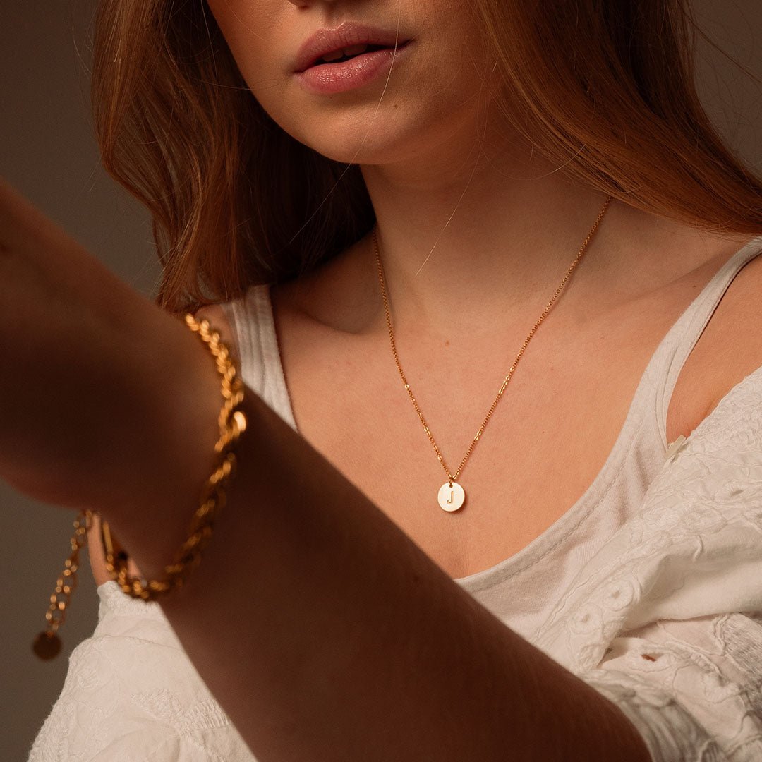 Collar Letra Inicial Minimalista Bañado en Oro 18k