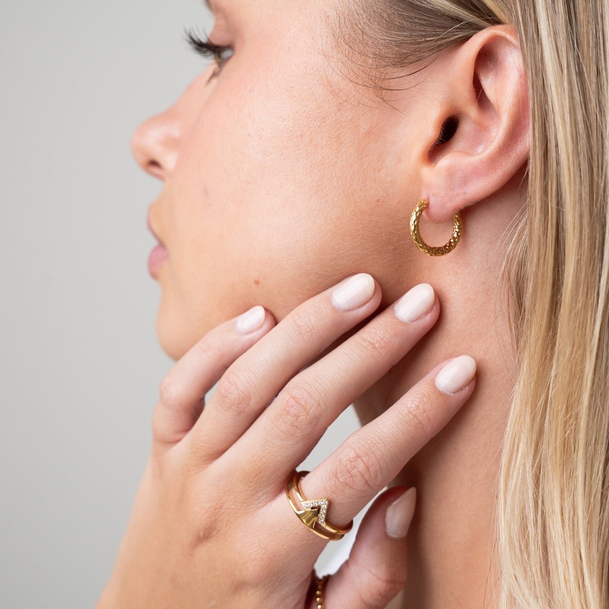 Aro de Argola Texturizado Bañado en Oro 18K