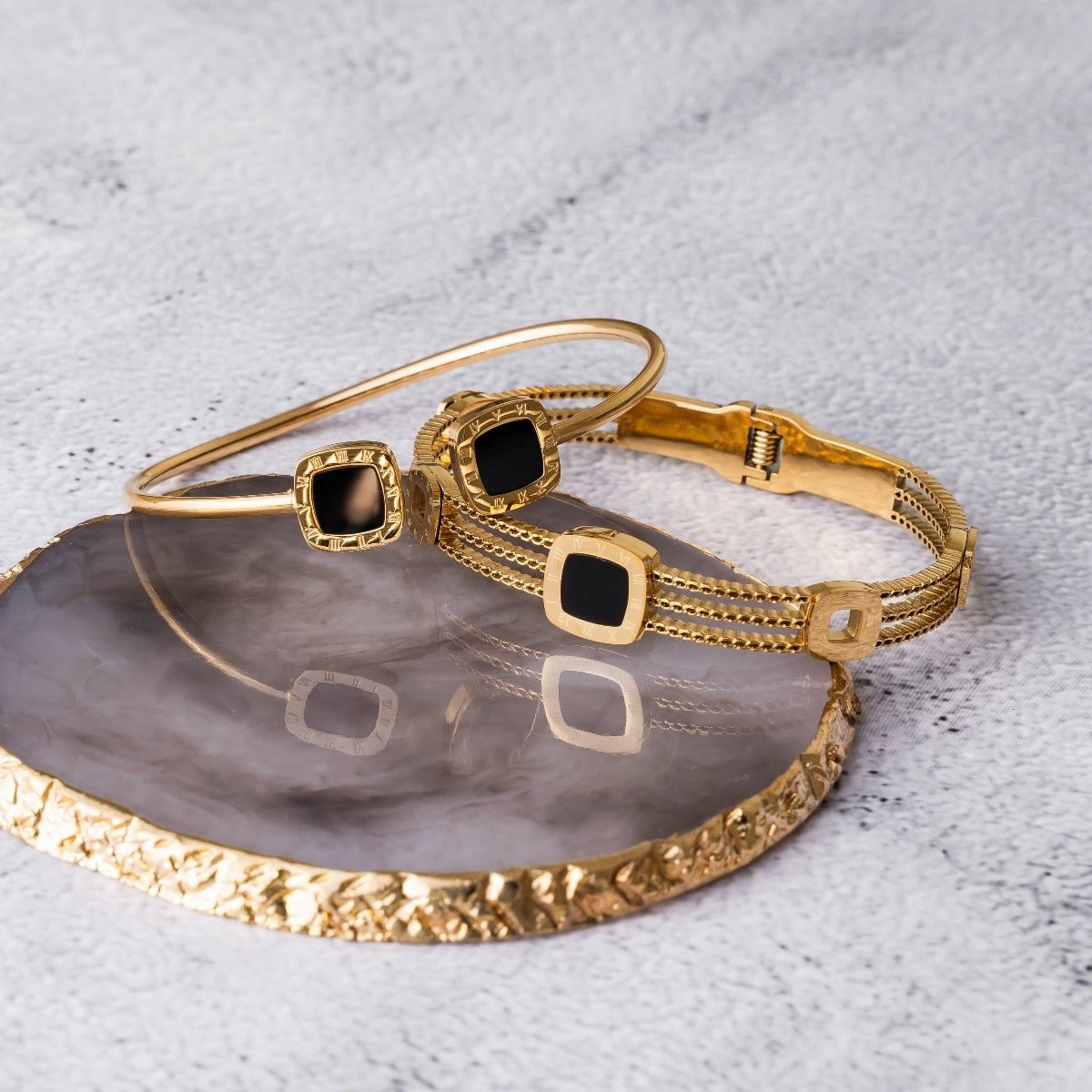 Brazalete Bella Ônix Bañado en Oro 18k