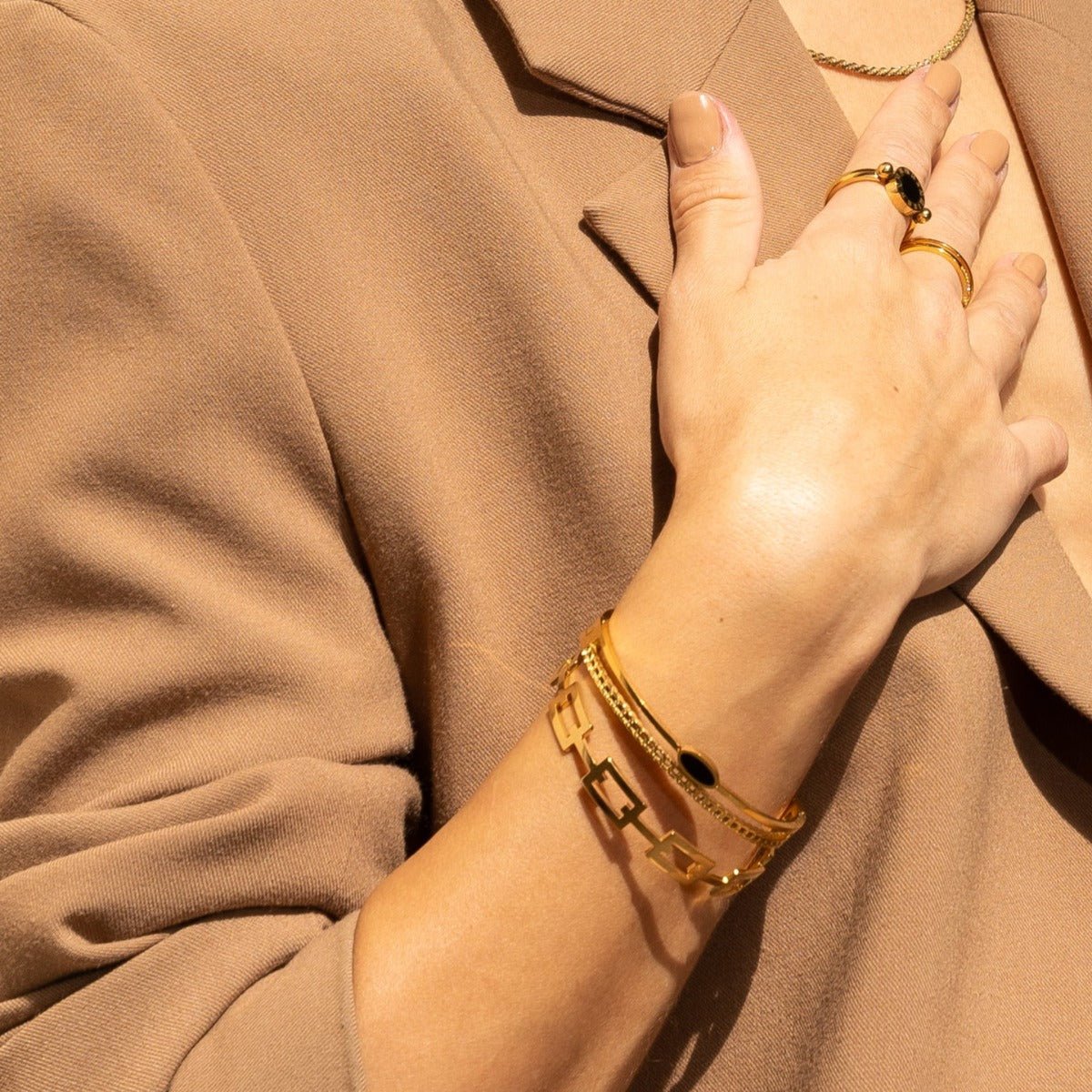Brazalete Capas Ônix Bañado en Oro 18k