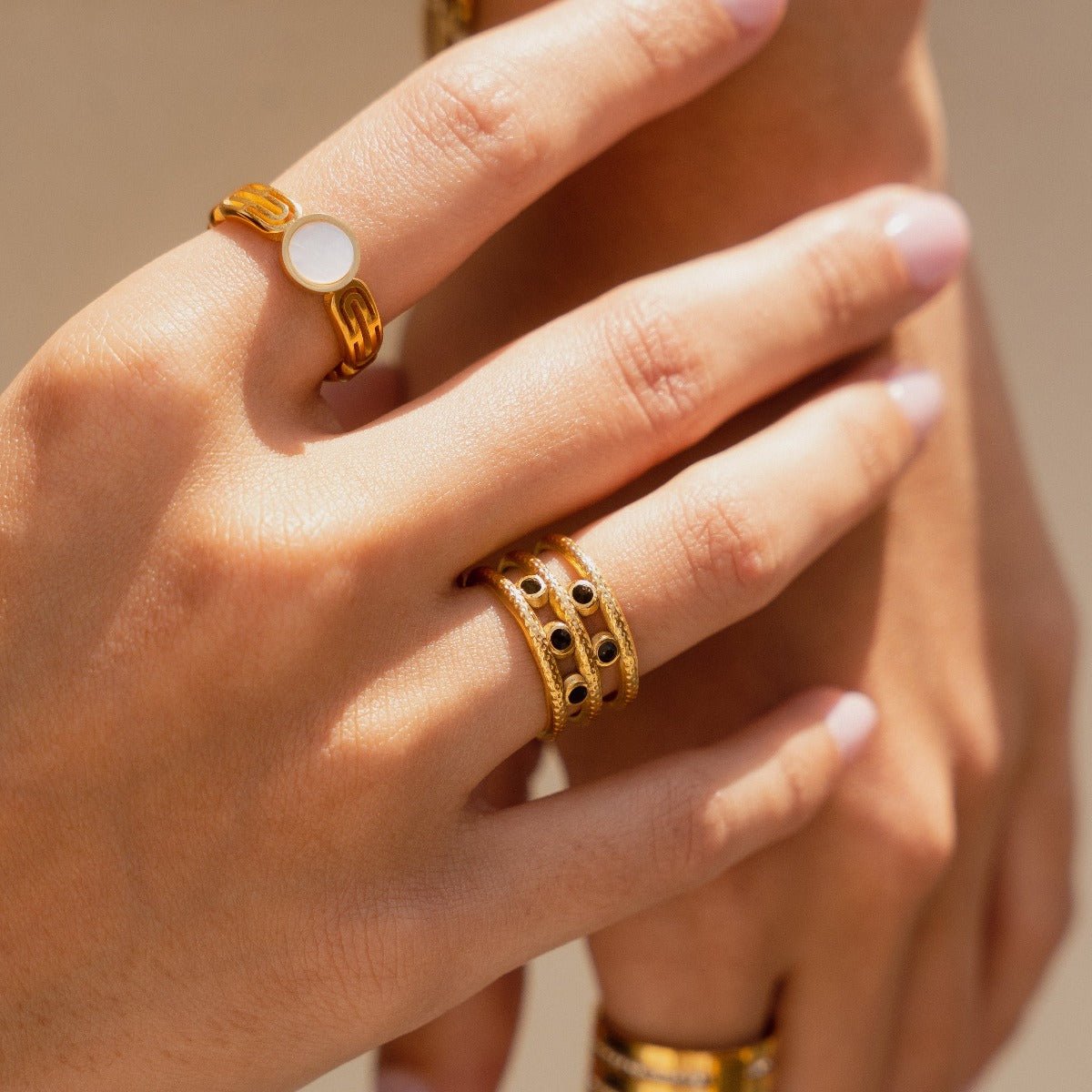 Anillo Athena Piedra Madrepérola Bañado en Oro 18K