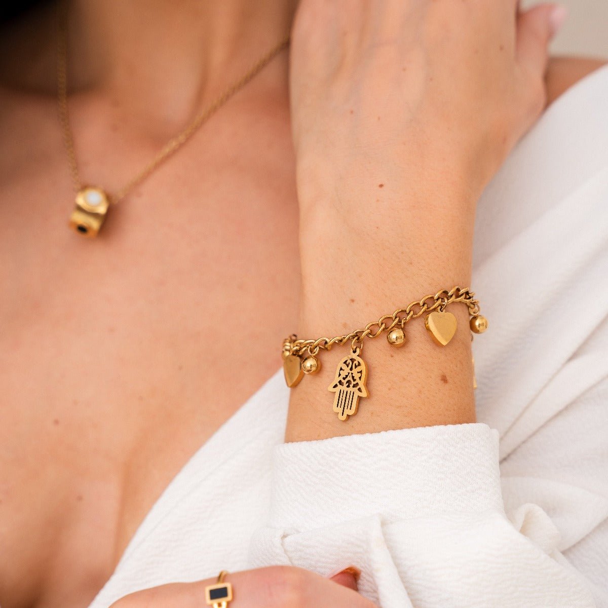 Pulsera Elos Colgante  Corazón e Hamsá Bañada en Oro 18K