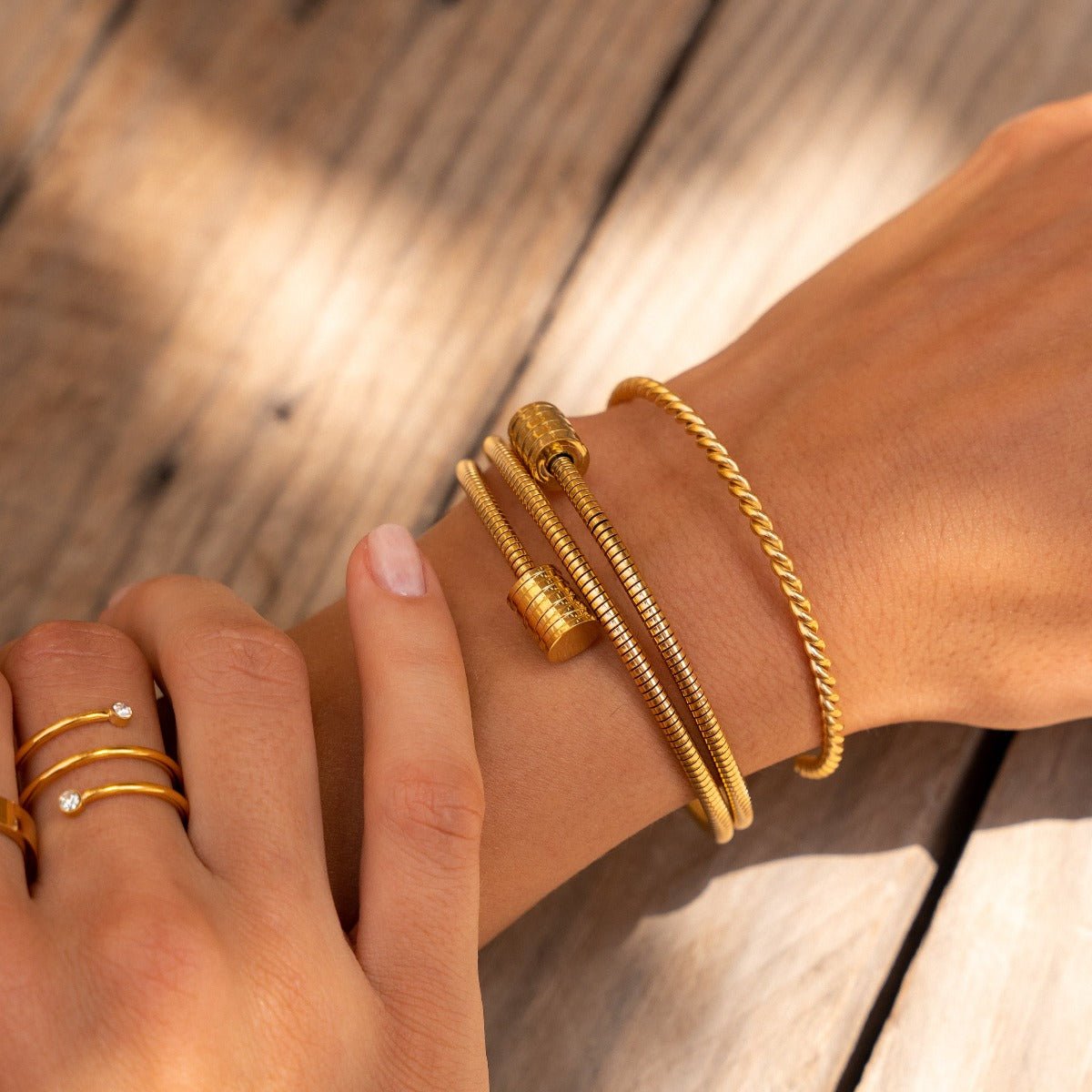 Brazalete Espiral Tríplice Bañada en Oro 18K