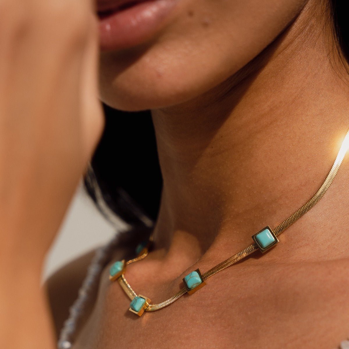 Collar Malha Piedra Aqua Bañado en Oro 18K