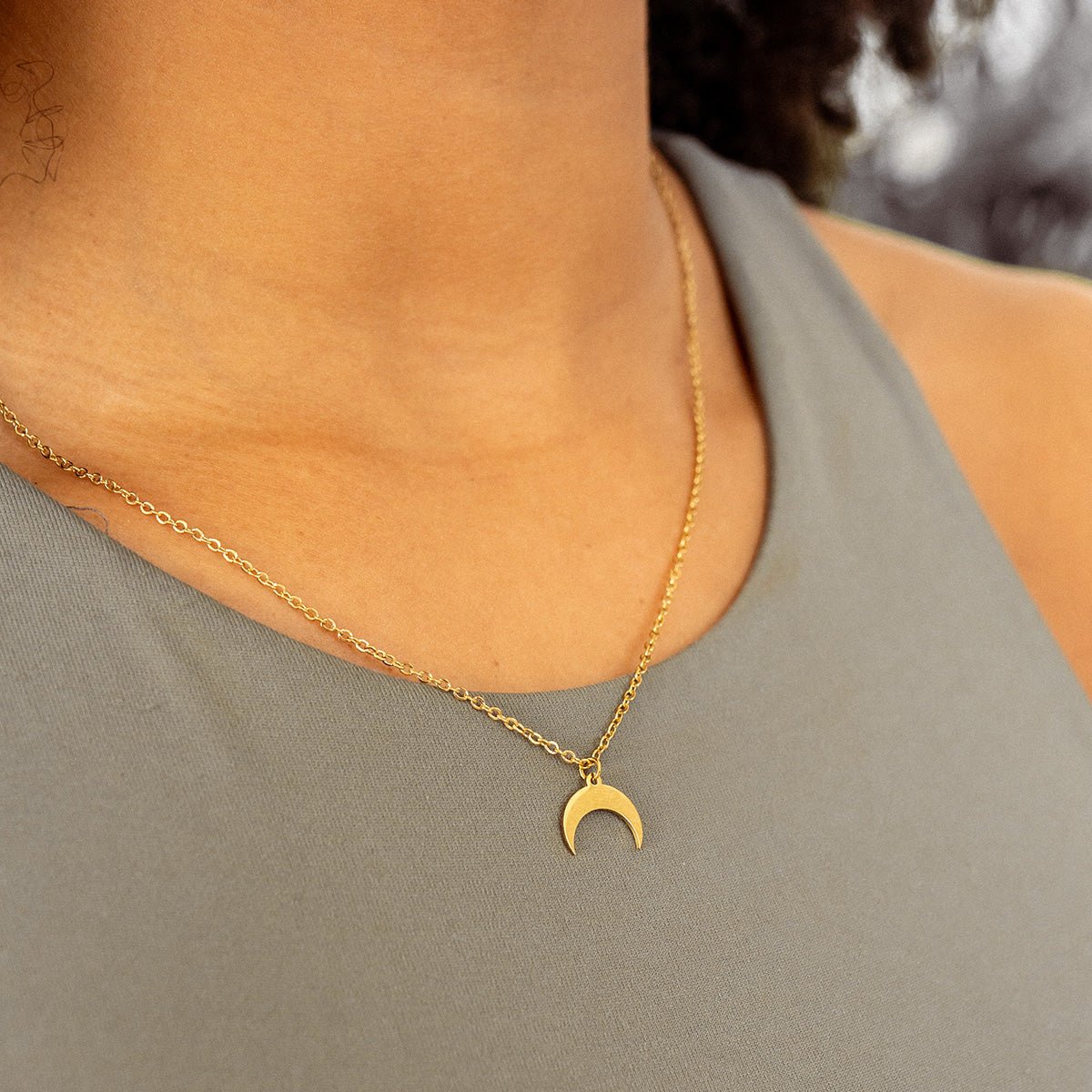 Collar Lua Colgante Bañado en Oro 18K