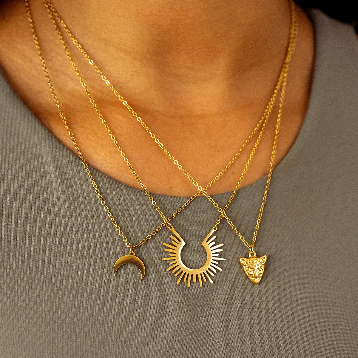 Collar Lua Colgante Bañado en Oro 18K