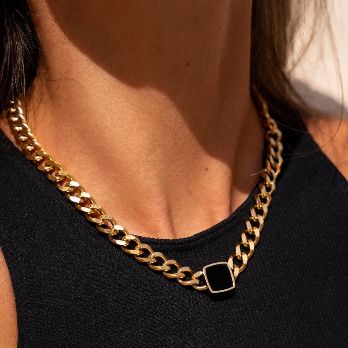 Collar Cadena Piedra Onix Quadrada Bañado en Oro 18K