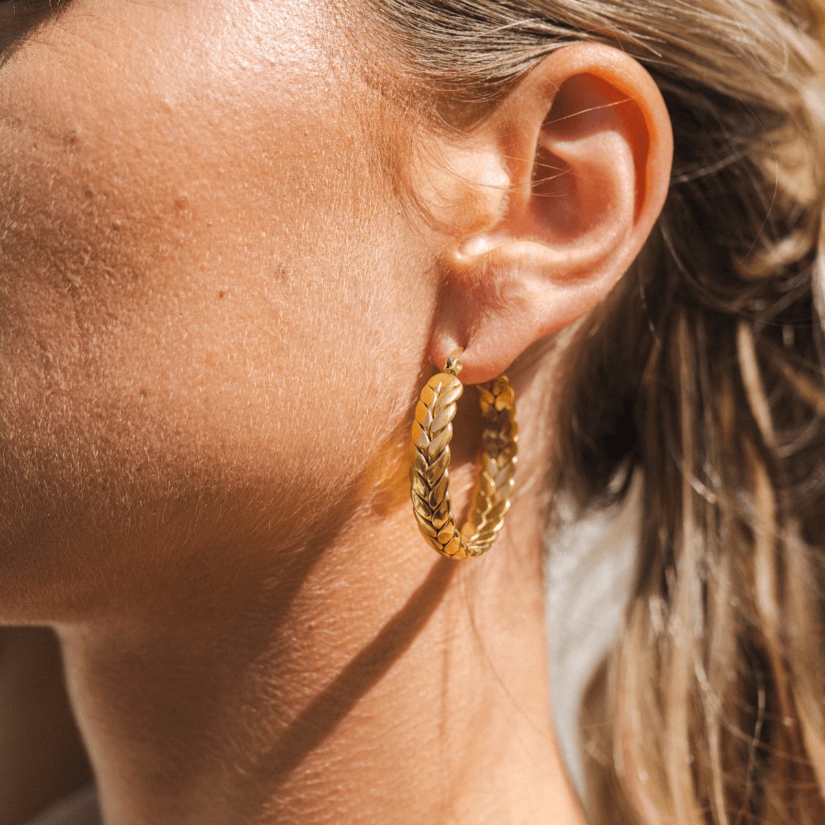 Aro de Argola Pompeia Bañado en Oro 18K