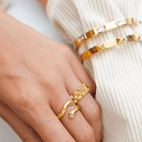 Anillo de Abraço Bañado en Oro 18K