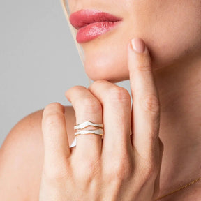 Anillo Abstrato Madrepérola Ajustable Banho em Oro 18k