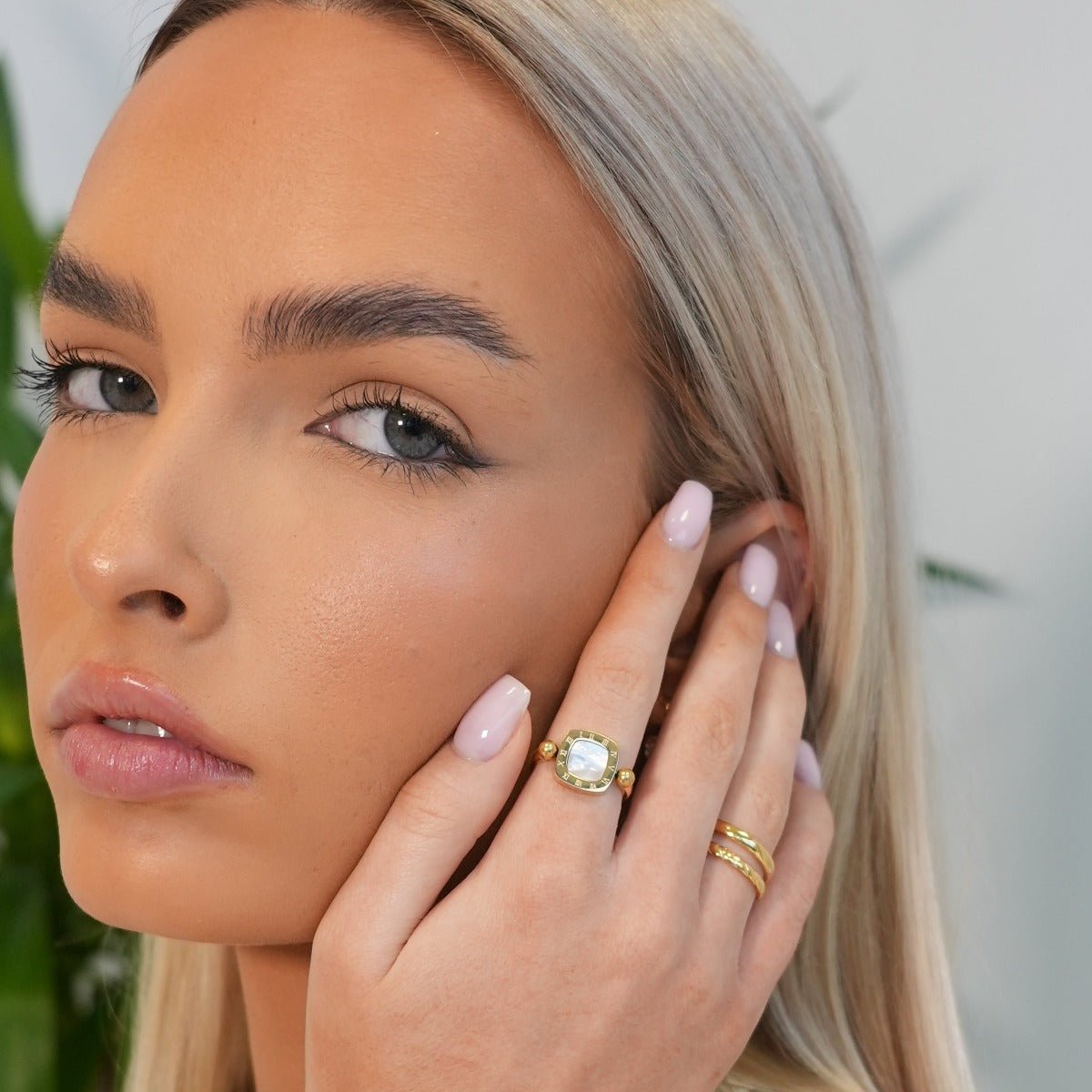 Anillo Square Charm Giratorio Bañado en Oro de 18k