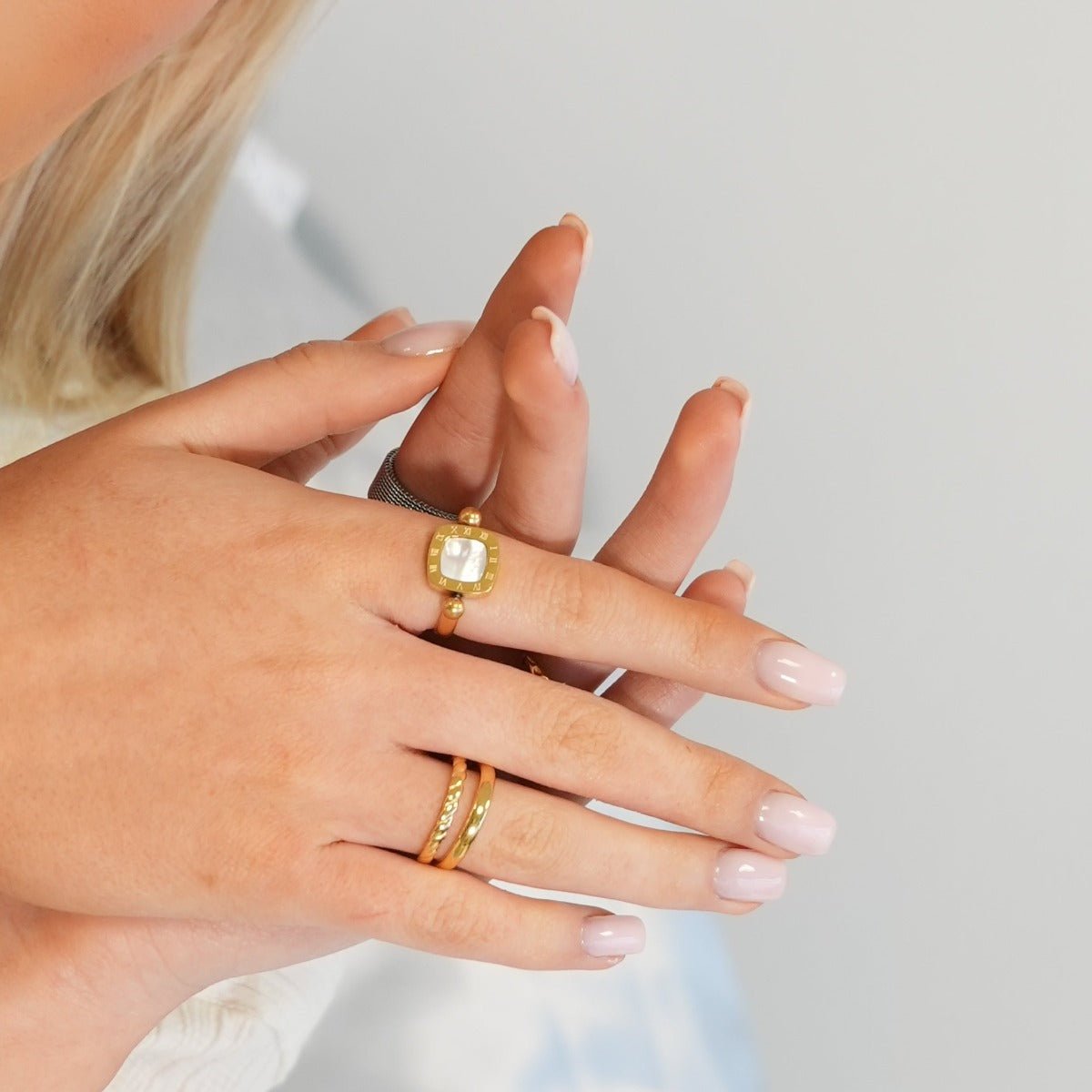 Anillo Square Charm Giratorio Bañado en Oro de 18k