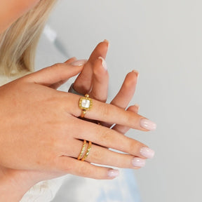 Anillo Square Charm Giratorio Bañado en Oro de 18k