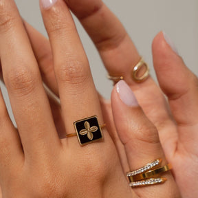 Anillo Trevo Preto Ajustable Bañado en Oro 18K