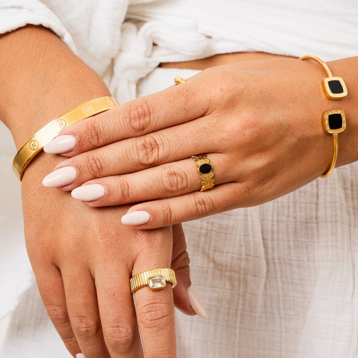 Brazalete Bella Ônix Bañado en Oro 18k