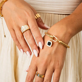 Brazalete Colgante Ónix Cuadrado Bañado en Oro de 18K