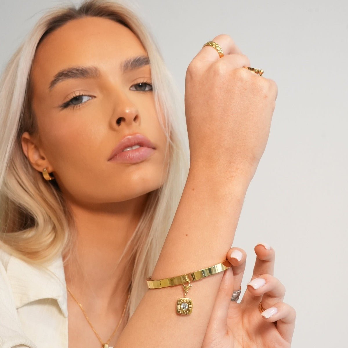 Brazalete Square Charm Bañado en Oro 18k