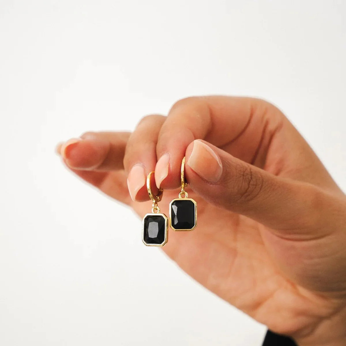 Aro Argolinha Cristal Preto Bañado en Oro 18k