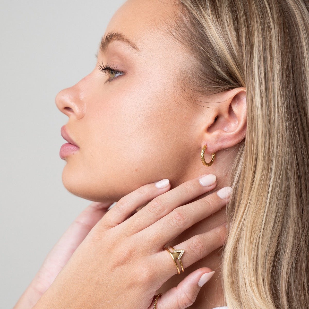 Aro de Argola Texturizado Bañado en Oro 18K